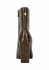 Bottine à talon avec un motif serpent marron et une finition brillante, fermeture éclair latérale et un talon épais. Présente un matériau texturé et un design soigné.