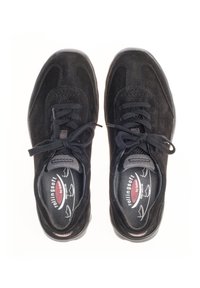 Zwarte suède sneakers met een ronde neus, vetersluiting, gevoerde zolen en rubberen zolen. Voorzien van een logo en een gladde textuur overal.