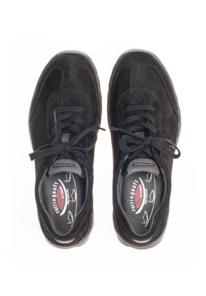Schwarze Wildledersneaker mit runder Zehenform, Schnürdesign, gepolsterten Innensohlen und Gummisohlen. Mit Logo und glatter Oberfläche.