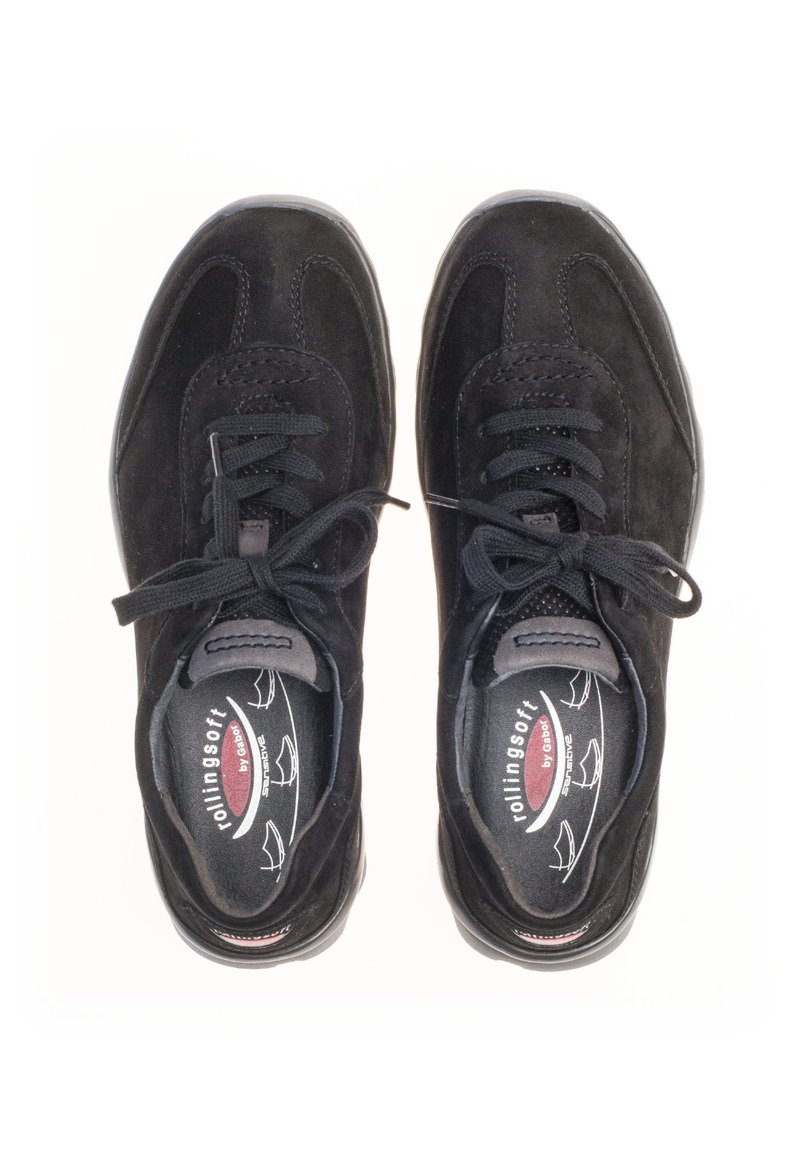 Zwarte suède sneakers met een ronde neus, vetersluiting, gevoerde zolen en rubberen zolen. Voorzien van een logo en een gladde textuur overal.