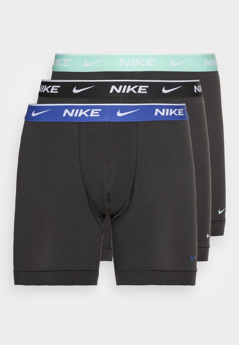 Pakke med tre sorte Nike boxer shorts, der har kontrasterende elastiske taljer i mintgrøn, sort og blå med hvide logo accenter.