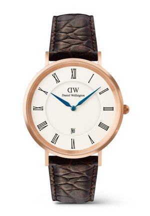 Apaļš rozā zelta pulkstenis ar baltu ciparnīcu, melniem romiešu cipariem, zilām rādītājām, datuma logu pie pulksteņa sešiem un tumši brūnu teksturētu ādas siksniņu.