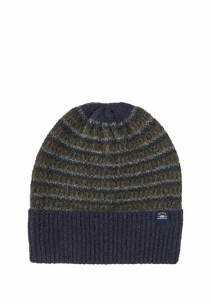 Gorro de punto con puño acanalado en azul marino y cuerpo a rayas en tonos de verde, gris y azul marino, con una pequeña etiqueta de marca de tela en el puño.