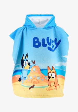 Blaues Kapuzenhandtuch mit zwei Comic-Hunden, die an einem Strand eine Sandburg bauen, mit dem Wort „Bluey“ darüber.