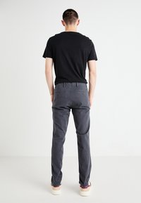 DOCKERS - Chinosy