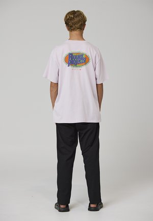 Rivvia Projects GLOBAL DISCOVERY - T-shirt estampada - lavender