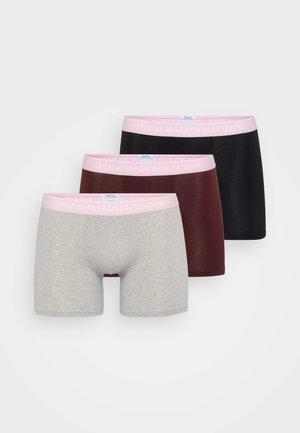 Trois paires de boxers pour hommes en gris, bordeaux et noir. Chacun a une taille douce rose avec le logo "POLO RALPH LAUREN".
