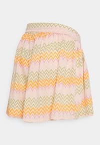Krátká plisovaná sukně se zigzagovým vzorem v oranžové, béžové a světle fialové barvě, s elastickým pasem.