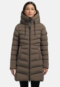 Cappotto imbottito marrone con colletto alto, design a righe orizzontali, zip frontale e coulisse sul cappuccio. Presenta tasche laterali.