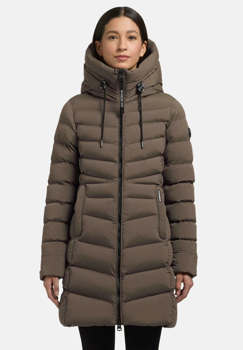 Cappotto imbottito marrone con colletto alto, design a righe orizzontali, zip frontale e coulisse sul cappuccio. Presenta tasche laterali.