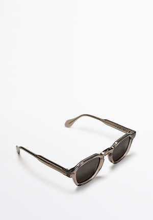 Sonnenbrille mit einem rechteckigen braunen Rahmen, dunkeltönenden Gläsern und schlanken, dünnen Bügeln. Klare Akzente am Rahmen heben das Design hervor.
