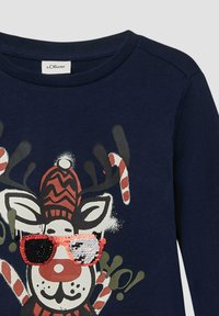 Granatowy sweatshirt z grafiką renifera w czerwono-białym wzorze czapki i błyszczących okularach przeciwsłonecznych. Wykonany z miękkiego bawełnianego materiału, z okrągłym dekoltem.
