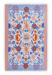 Toile de table en coton ornée de motifs marins vibrants en corail, bleu et rose, incluant des homards, des crabes, des coquillages et des motifs floraux.