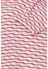 Gros plan sur un tissu blanc avec des rayures rouges horizontales ondulées et un détail de poignet élastique froncé.