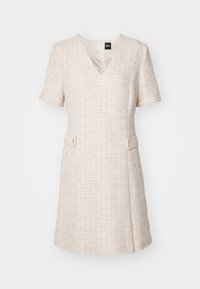 Robe courte en tweed beige avec décolleté en V, manches courtes et poches à rabat décoratives sur les hanches.