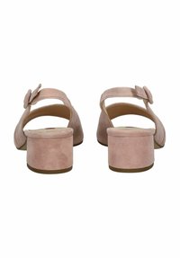 Růžové semišové sandály s zaoblenou špičkou, nízkým blokovým podpatkem a páskem zajištěným zaobleným knoflíkem. Měkká textura a minimalistický design.