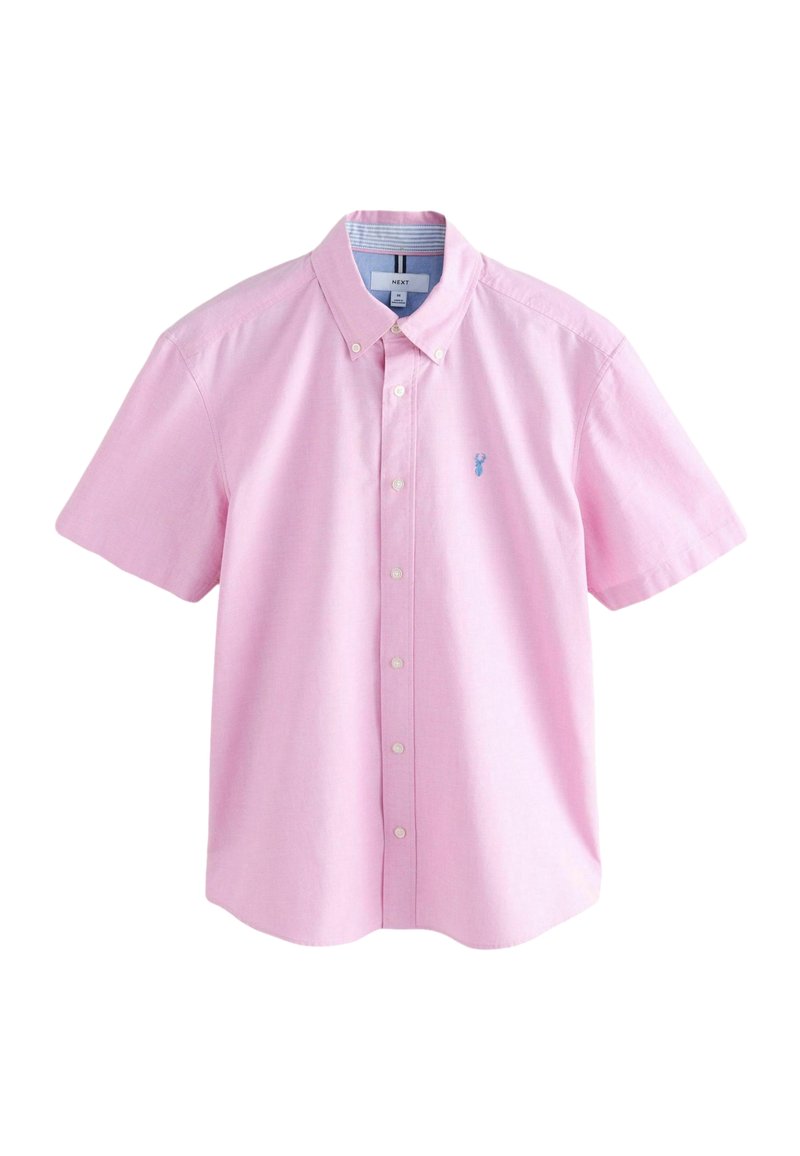 Camisa de algodón de manga corta en color rosa, con cuello abotonado y un pequeño logotipo azul en el lado izquierdo del pecho. Ajuste entallado, textura suave.