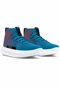 Blauwe sport sneakers met rode accenten, high-top design, textuur gebreide bovenkant, zwarte oogjes en witte rubberen zool.