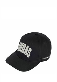Gorra negra de tela con visera curva. Presenta un gran texto blanco "ADIDAS" en la parte frontal y el texto "SPORTSWEAR" en el lateral.