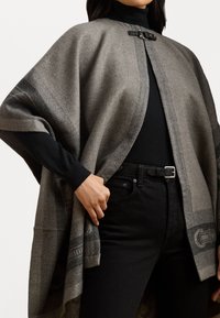 Lauren Ralph Lauren BUCKLE TRIM BELTING MOTIF JACQUARD RUANA - Pláštenka - grey/black