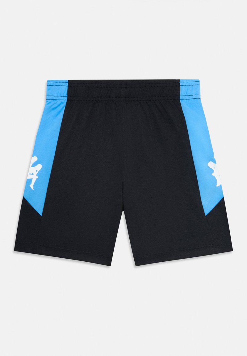 Pantalones cortos deportivos negros con paneles laterales azules y logotipos blancos, que cuentan con una cinturilla elástica.