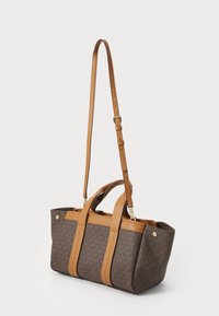 Borsa a tracolla marrone con motivo, finitura tessurizzata, dotata di manici in pelle beige e dettagli in pelle. Include due manici superiori e una lunga tracolla regolabile.