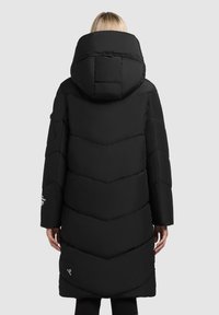 Abrigo acolchado negro con un alto cuello y capucha, con un patrón de chevron, mangas largas y bolsillos laterales.