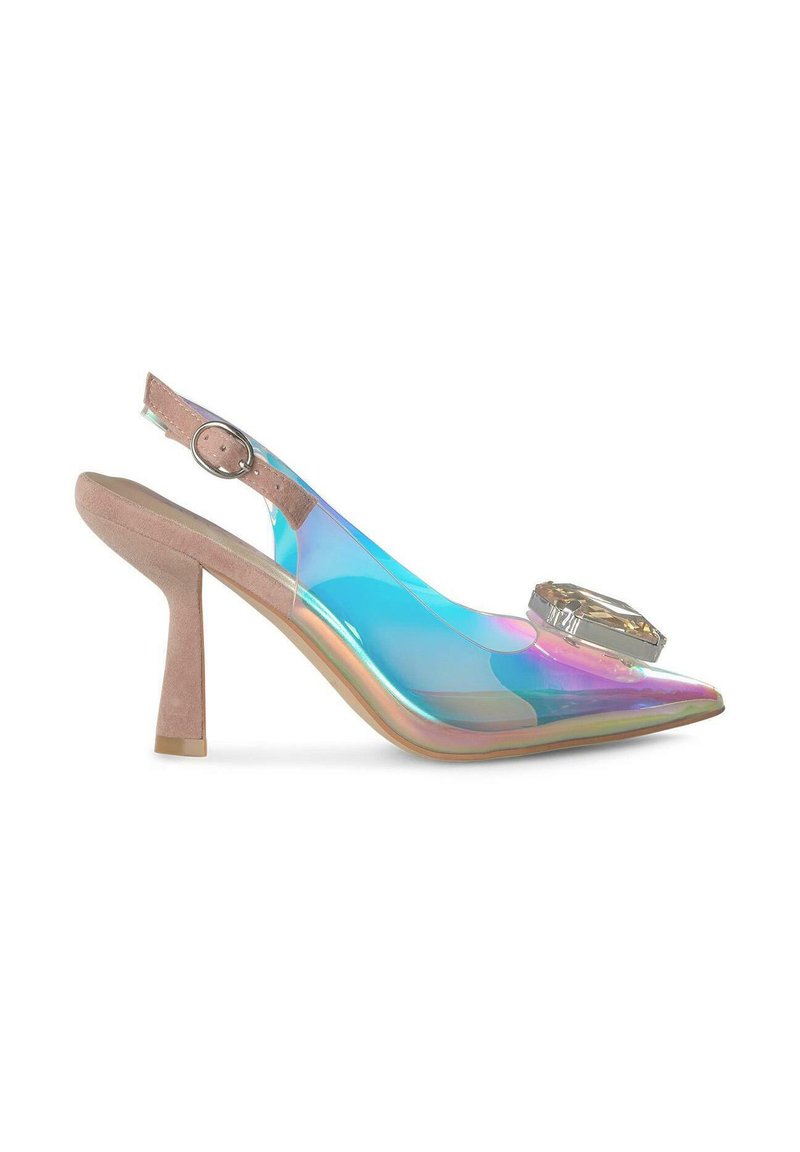 Scarpa slingback trasparente e iridescente con tacco in suede beige, punta affusolata e una grande gemma decorativa sulla parte anteriore.