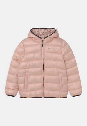 Světle růžová prošívaná bunda s kapucí, předním zipem, bočními kapsami, černým lemováním a logem "Champion" na hrudi a rukávu.