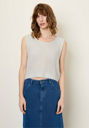 Lichtgrijze mouwloze cropped top van zacht, gestructureerd materiaal, gecombineerd met een hoogwaardige donkerblauwe denim rok met voorzakken.