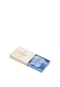 Blauwe zijden trekzak met de tekst "Peter Rabbit", gepresenteerd in een crèmekleurige doos met kleurrijke stippen en een kleine illustratie.