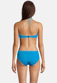 Ensemble bikini côtelé bleu composé d'un haut à nouer au cou de style licou avec réglage du lien et d'un bas assorti, tous deux avec une finition lisse et un léger éclat.