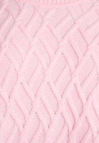 Rozā adīta džemperis ar struktūru dimanta rakstu, mīkstu diegu un ribinātu apkakli. Audums izskatās silts un ērts.