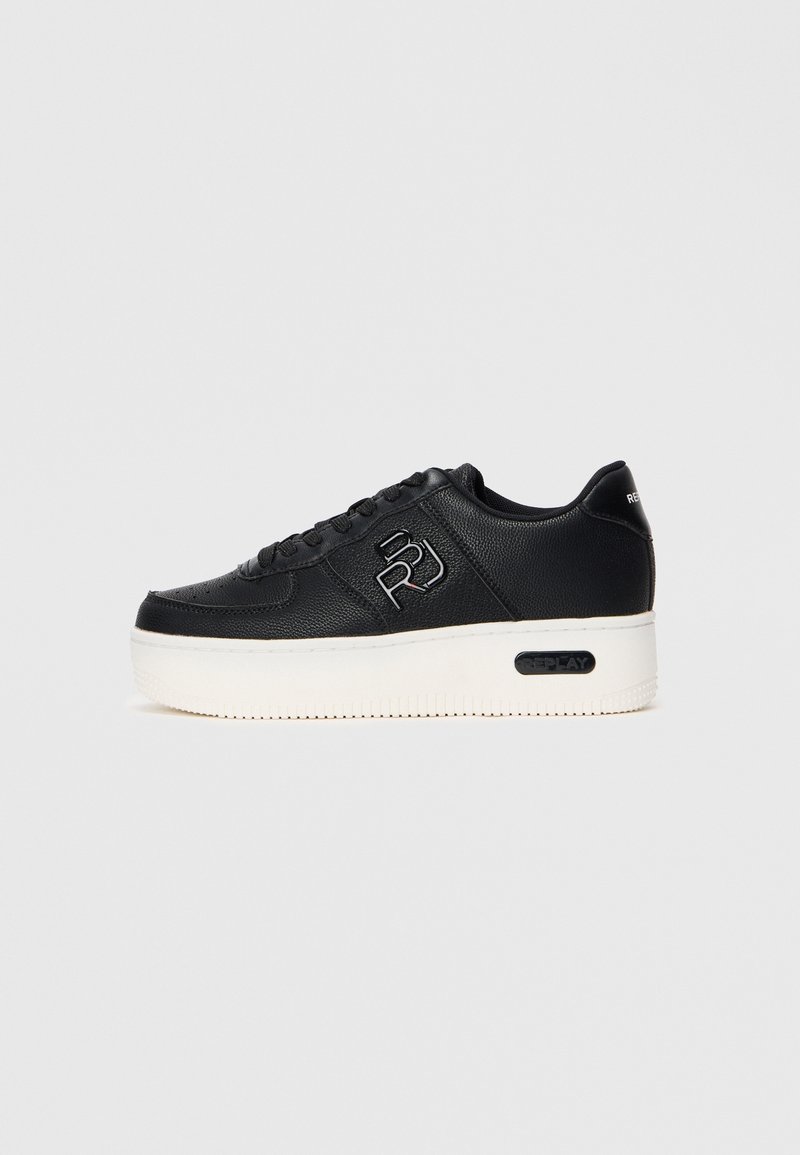 Baskets en cuir noir avec semelle blanche surélevée, lacets noirs et logo "RJ" sur le côté, affichées de profil sur fond uni.