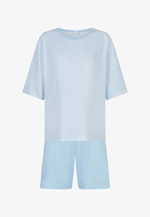 Lyseblå kortærmet top med fine horisontale striber kombineret med ensfarvede lyseblå shorts, designet som et matchende afslapningstøjssæt.