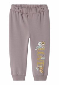 Pelēki kokvilnas joggeri ar elastīgu jostasvietu, ar spīdīgu "MĪLESTĪBA" tekstu un karikatūru suņu ilustrācijām uz kreisās kājas.