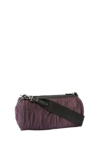 Borsa a tracolla viola gonfia con texture a rombi, tracolla in pelle nera e chiusura a zip superiore. Presenta un logo nel tessuto e una forma cilindrica.