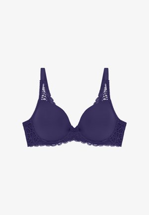 Soutien-gorge rembourré violet avec des détails en dentelle sur les bretelles et la bande, arborant un petit nœud central sur fond blanc.
