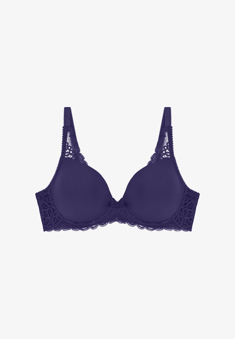 Μωβ ανάλαφρο σουτιέν με δαντελένιες λεπτομέρειες στους ιμάντες και τη ζώνη, διακοσμημένο με μια μικρή κεντρική κορδέλα σε λευκό φόντο.