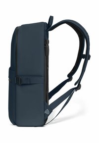 Zaino blu scuro realizzato in materiale durevole; presenta spallacci imbottiti, una tasca laterale e una finitura liscia con un accento del logo.