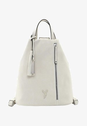 Sac à dos perforé blanc avec une surface texturée, des garnitures noires, une poche zippée à l'avant et un accent en pampille. Bretelles réglables incluses.