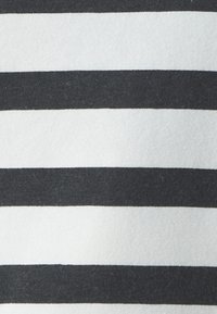 Tissu en coton rayé noir et blanc avec des rayures horizontales alternées de largeur égale, texture lisse avec légère élasticité.