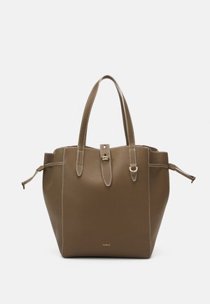Brązowa skórzana torba tote z dwoma uchwytami, bocznymi sznurkami, zamknięciem na pasek z klamrą oraz małym złotym logo "Furla" z przodu.