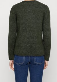 Ciemnozielony, miękki w dotyku sweter z długimi rękawami, okrągłym dekoltem i dopasowanym fasonem. Widok z tyłu ukazuje gładkie wykończenie i zaokrąglony dół.