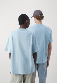 Jack & Jones PREMIUM JPRBLAHARVEY TEE UNISEX - Paprasti marškinėliai - dream blue