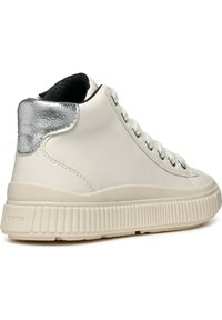 Sneaker alta in pelle bianca sporca, presenta un accento sul tallone in metallo argentato e una suola in gomma bianca testurizzata con dettagli rigati.