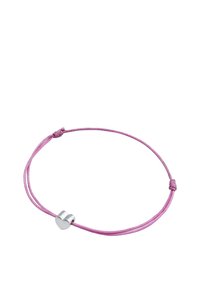 Pulsera de cordón rosa con un acento en forma de corazón de metal plateado, ajustable con nudos a ambos lados del cordón.