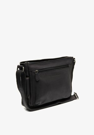 Zwarte leren schoudertas met een voorvak met rits, verstelbare schouderband en een gladde textuur. Rechthoekige vorm met minimale accenten.