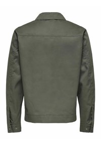 Chaqueta verde oliva con yugo trasero, cuello de punta, mangas largas con puños de botón y bajo recto. Hecha de tejido suave.