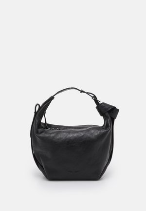 Sac à épaule en cuir souple noir avec une courte bandoulière réglable et une forme rectangulaire arrondie.